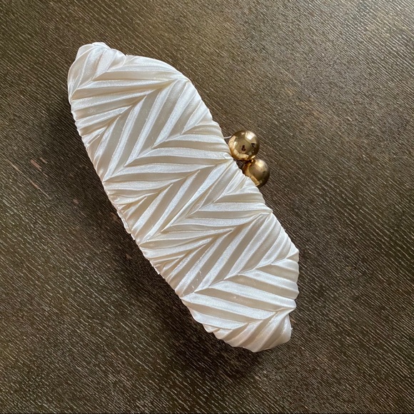 Cream Coloured Clasp Purse - Picture 3 of 3